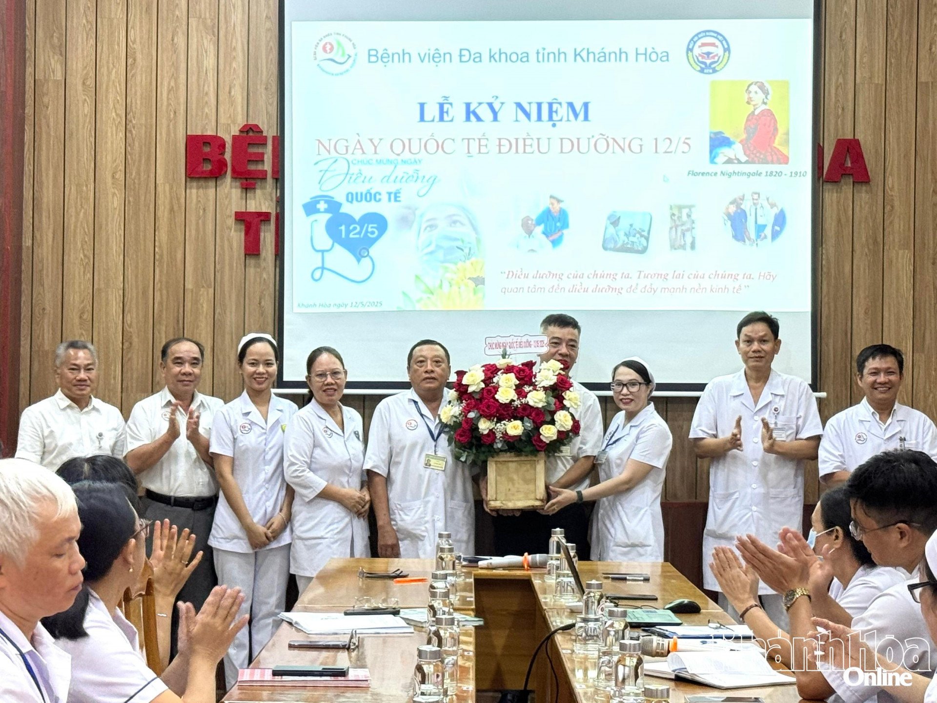 Lãnh đạo Bệnh viện Đa khoa tỉnh trao lẳng hoa chúc mừng cho đội ngũ điều dưỡng của bệnh viện