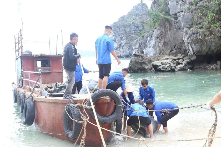 Rác sau khi thu gom, đóng bao được đưa lên tàu mang đi xử lý theo quy định