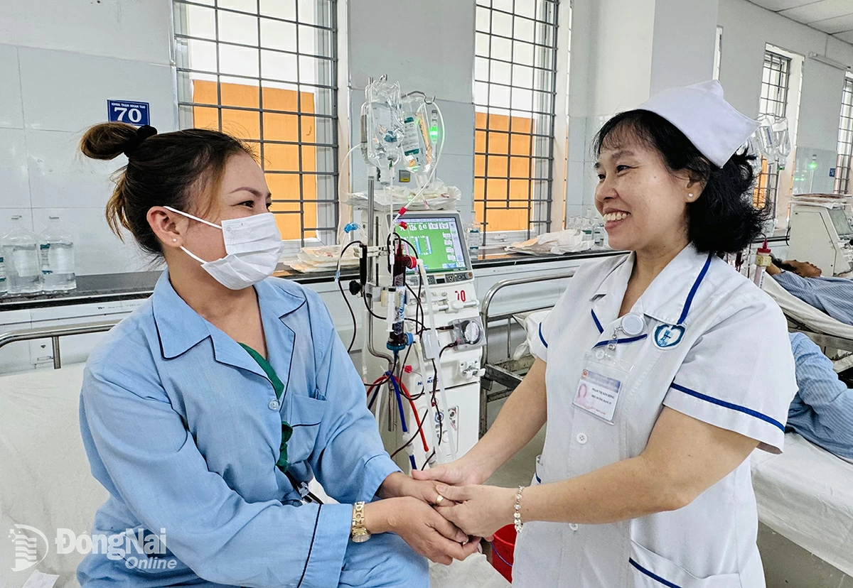 Điều dưỡng Phạm Thị Kim Hồng (Khoa Thận nhân tạo, Bệnh viện Đa khoa Thống Nhất) ân cần căn dặn bệnh nhân tuân thủ chế độ ăn uống. Ảnh: H.Dung

