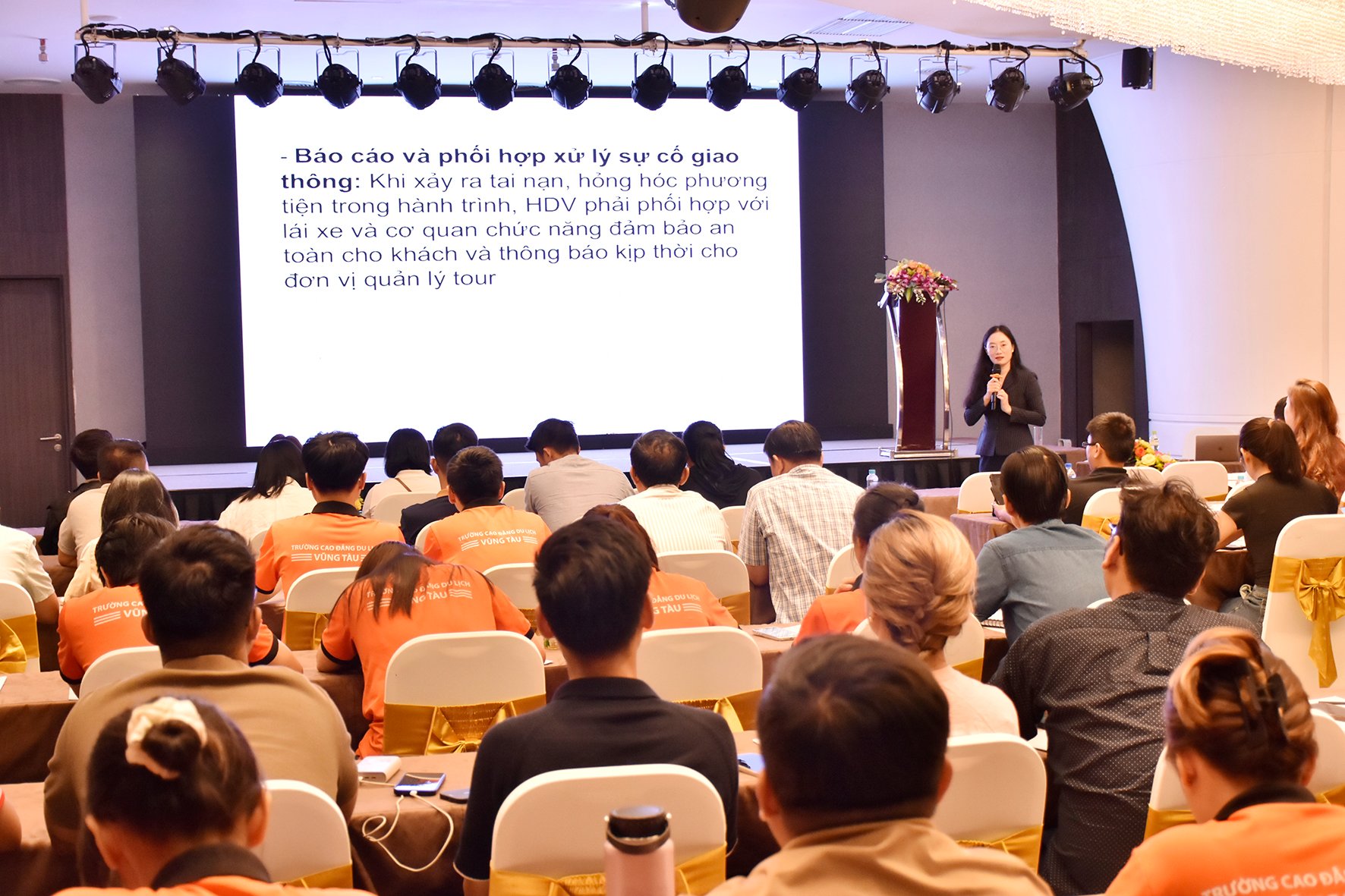 Giảng viên Dương Thị Loan, Khoa Du lịch, Đại học Văn Hiến cập nhật kiến thức mới cho các hướng dẫn viên.