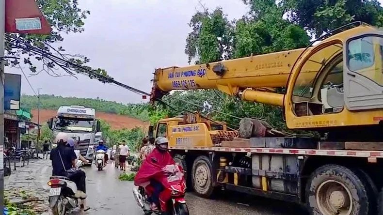 ខ្យល់កន្ត្រាក់នៅខេត្ត Tuyen Quang ខូចខាតផ្ទះចំនួន ៤២ខ្នង រូបថត ១