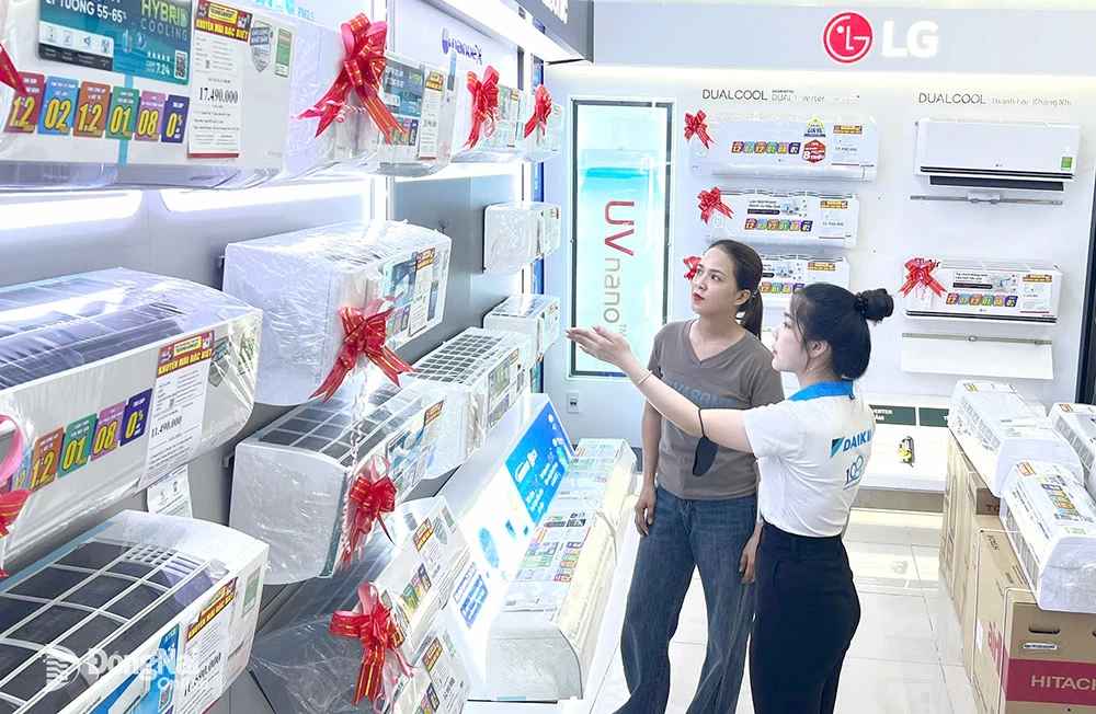 Người tiêu dùng chọn mua thiết bị điện có tính năng tiết kiệm điện để tiết giảm chi phí tiền điện khi giá điện tăng. Ảnh: K.Liễu