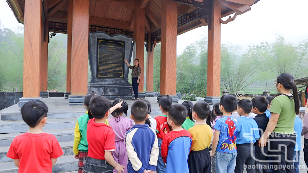 Trong giờ ngoại khóa, các em học sinh Trường Mầm non Quy Kỳ được học về lịch sử tại khu di tích nơi in số đầu tiên của Báo Nhân Dân.