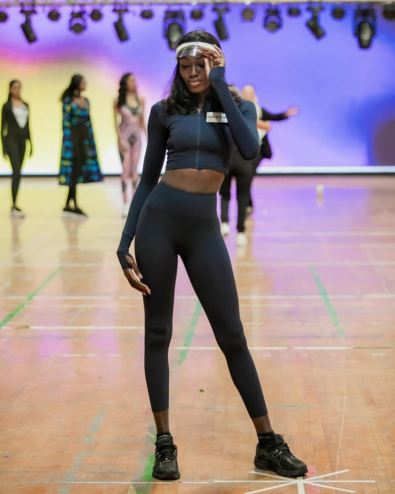 Fatoumata Coulibaly - người đẹp Bờ Biển Ngà - phô diễn kỹ năng catwalk. Trước thềm cuộc thi, cô từng gây sốt với diện mạo được fan ví như &quot;viên ngọc trai đen&quot;. Mỹ nhân 21 tuổi, cao 1,85 m, đang học ngành luật tại quê nhà.