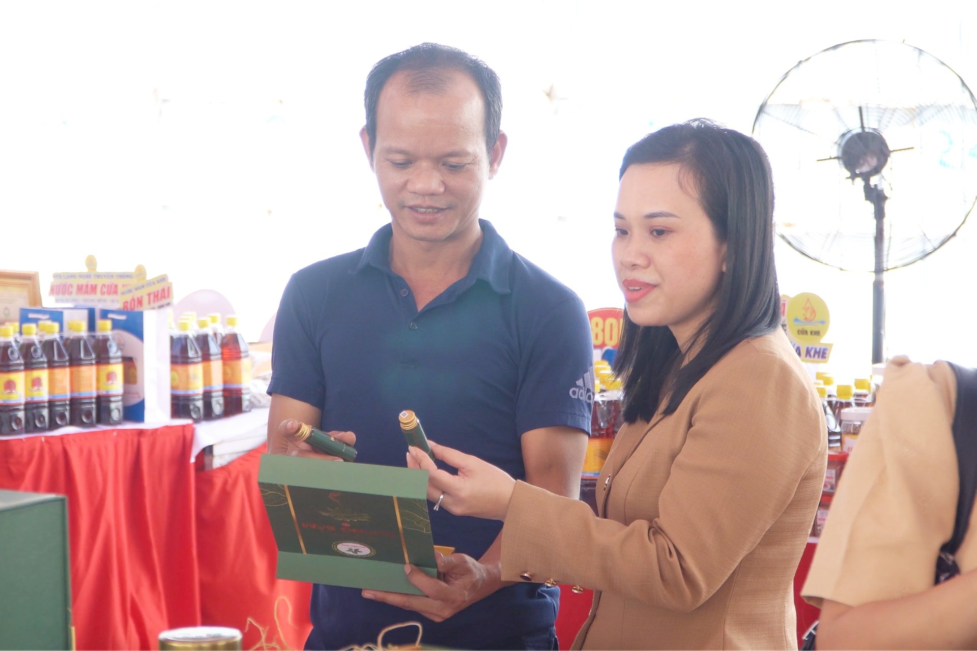 Nhiều sản phẩm chế biến sâu từ sâm Ngọc Linh được khách hàng quan tâm. Ảnh: PHAN VINH
