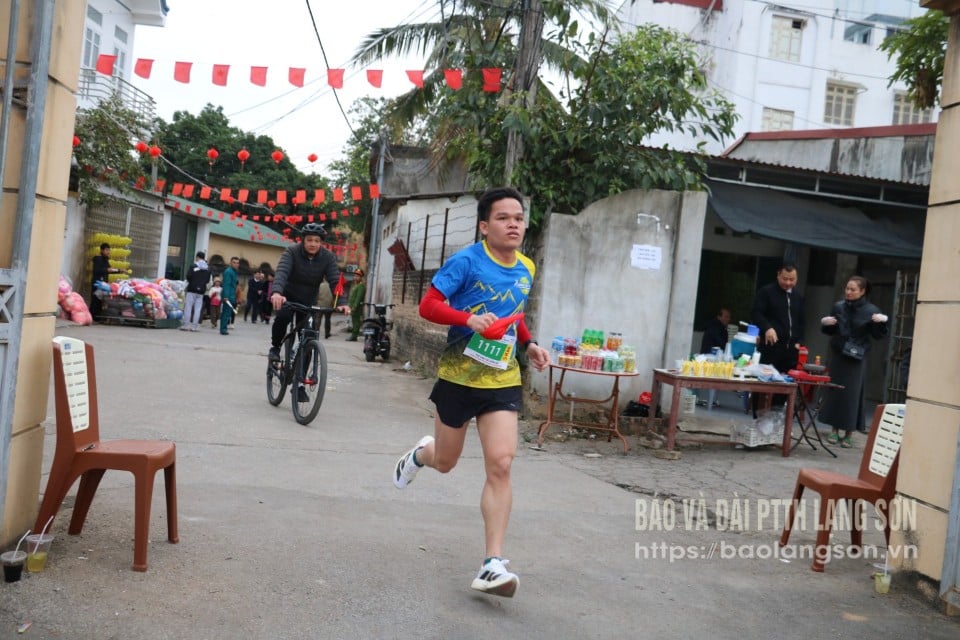 អ្នកស្ម័គ្រចិត្តចូលរួមរត់ក្នុងពិធីបើកយុទ្ធនាការ “រាប់លានជំហានមេត្តាករុណា - បន្តប្រវត្តិសាស្ត្រមាស” ដើម្បីឆ្លើយតបនឹងខែមនុស្សធម៌ឆ្នាំ ២០២៥ និងកម្មវិធី Met Fair Run – Dinh Boi Festival នៅទីក្រុង Huu Lung ឆ្នាំ ២០២៥។