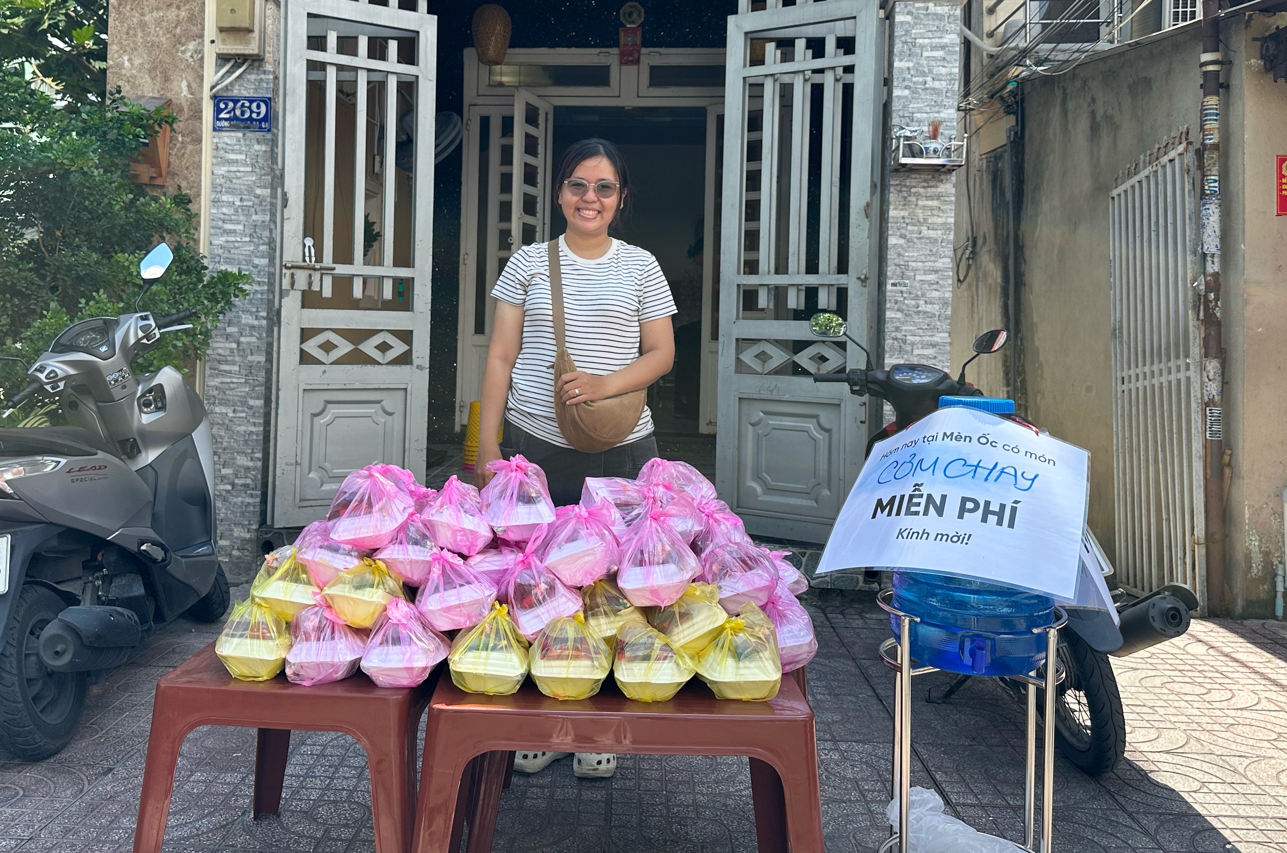Nhận cơm chay miễn phí ở TP . HCM dịp lễ Phật đản cho mọi người - Ảnh 9.