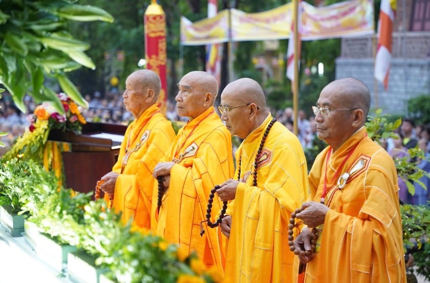 Không khí trang nghiêm tại Tổ đình Từ Đàm.