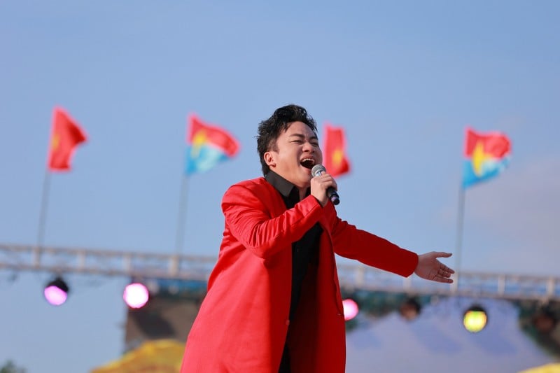 Ngày 4/5/2025, ca sĩ Tùng Dương biểu diễn tại Festival &apos;&apos;Trái tim Việt Nam - 50 năm hòa chung một nhịp” diễn ra ở Công viên Trung tâm Hanazono (TP Higashi Osaka, tỉnh Osaka, Nhật Bản) do Tổ chức Quảng bá Văn hóa Việt Nhật Toàn cầu (VJCP) phối hợp với các hội đoàn và cộng đồng người Việt tại khu vực Kansai thực hiện nhân dịp kỷ niệm 50 năm Ngày Giải phóng miền Nam, thống nhất đất nước. Sự kiện được Tổng Lãnh sự quán Việt Nam tại Osaka và chính quyền thành phố Higashi Osaka bảo trợ.