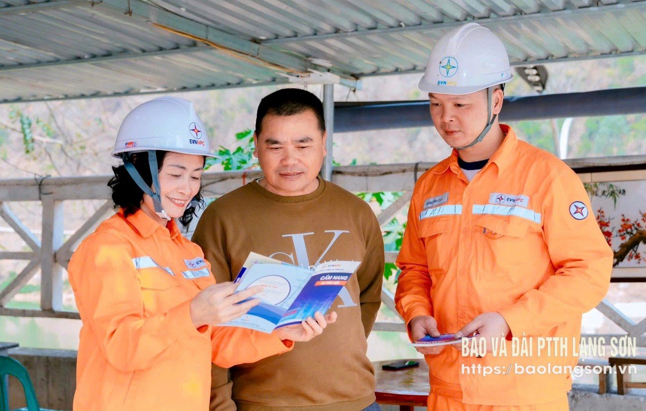 Cán bộ Điện lực Văn Lãng tuyên truyền trực tiếp cho các hộ gia đình  trên địa bàn thị trấn Na Sầm cách sử dụng điện tiết kiệm