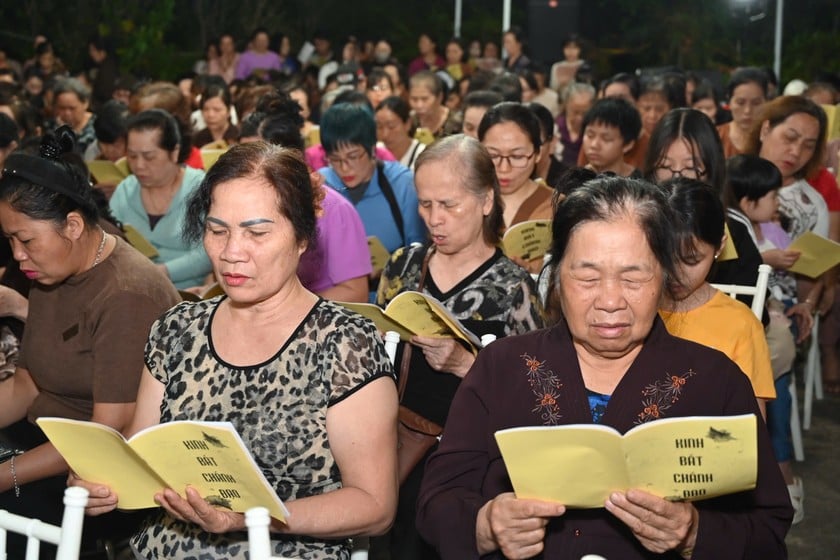 Trang nghiêm cử hành nghi lễ Phật đản.
