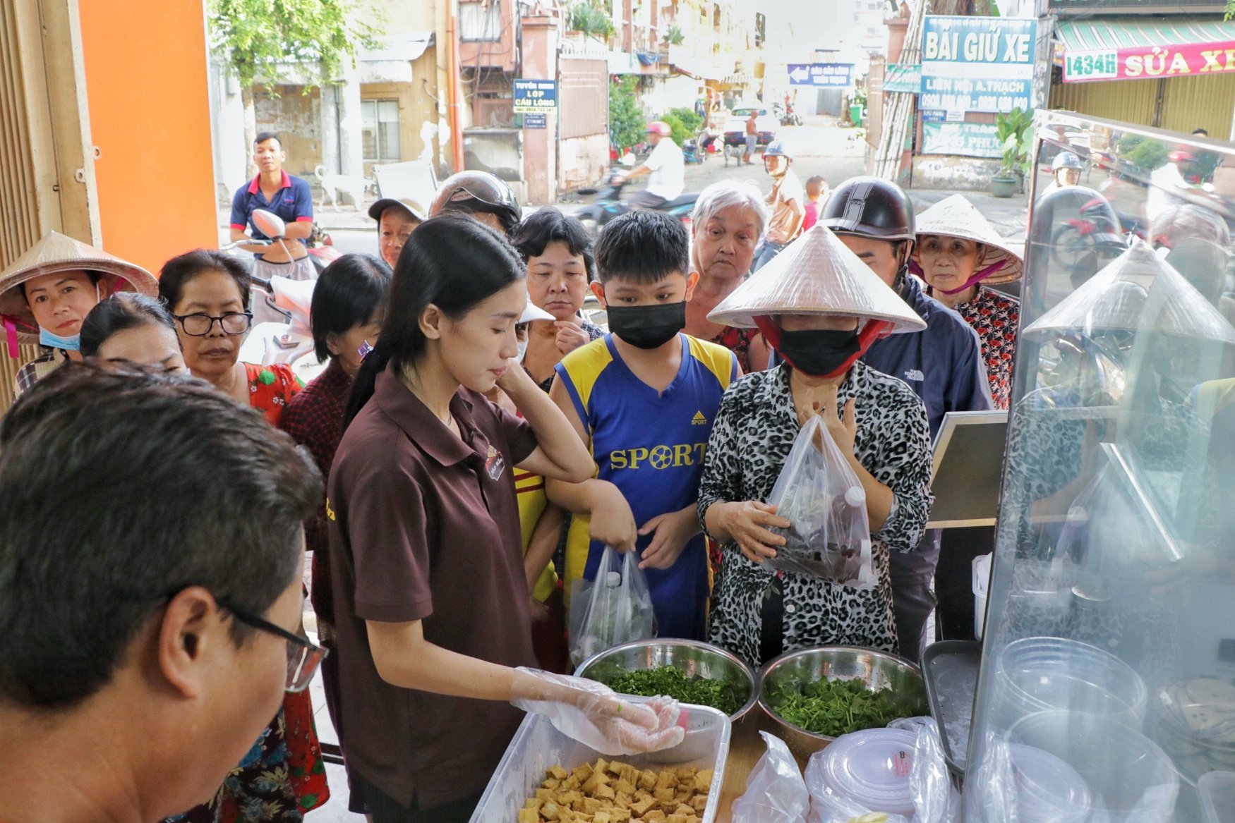 Nhận cơm chay miễn phí ở TP . HCM dịp lễ Phật đản cho mọi người - Ảnh 2.