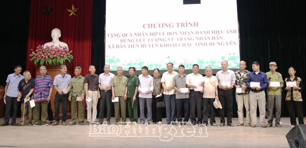  Trao quà tặng các gia đình chính sách