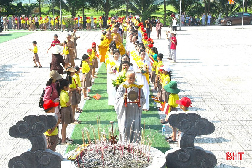 bqbht_br_dong-dao-tang-ni-phat-tu-hoc-sinh-tham-gia-dai-le-phat-dan-tai-chua-phuc-linh.jpg