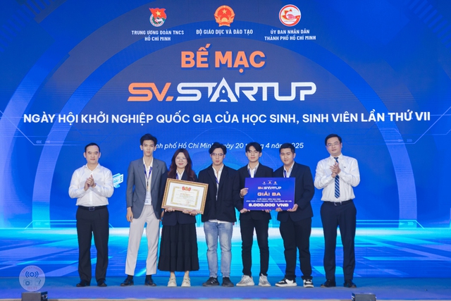 Học 3 ngành đại học, vẫn khởi nghiệp từ vỏ tỏi- Ảnh 2.