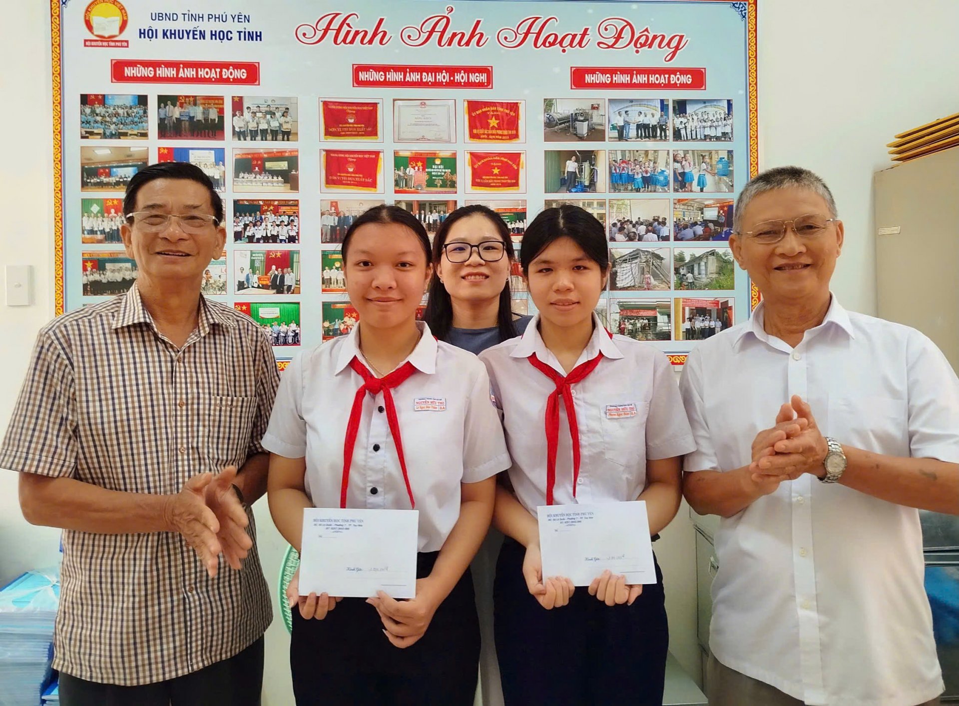 Lãnh đạo Hội Khuyến học tỉnh trao học bổng cho Lê Ngọc Bảo Trâm và Phạm Ngọc Hân, Trường THCS Nguyễn Hữu Thọ (TP Tuy Hòa). Ảnh: KIM LIÊN