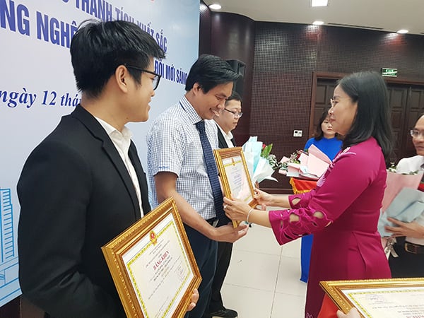 Bà Nguyễn Thị Anh Thi trao Bằng khen của Chủ tịch UBND TP Đà Nẵng cho các tập thể, cá nhân có thành tích xuất sắc trong hoạt động KHCN, ĐMST năm 2024. 