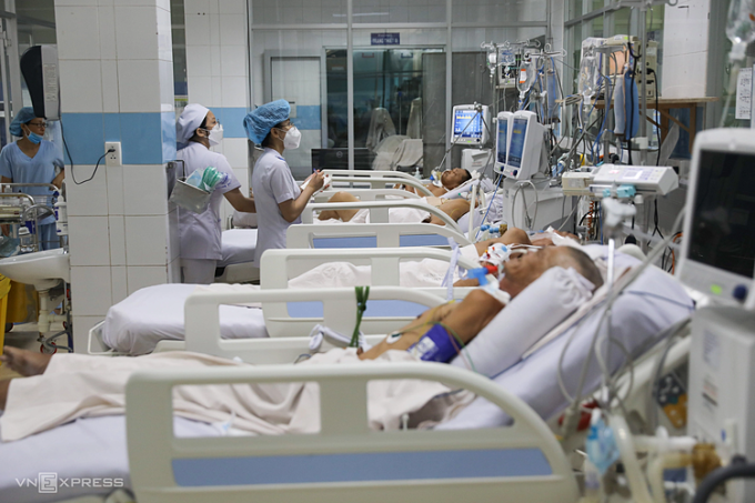 Quá tải ở khu hồi sức tích cực viện Nhiệt đới TP HCM năm 2022 trong đợt dịch sốt xuất huyết cao điểm. Ảnh: Quỳnh Trần