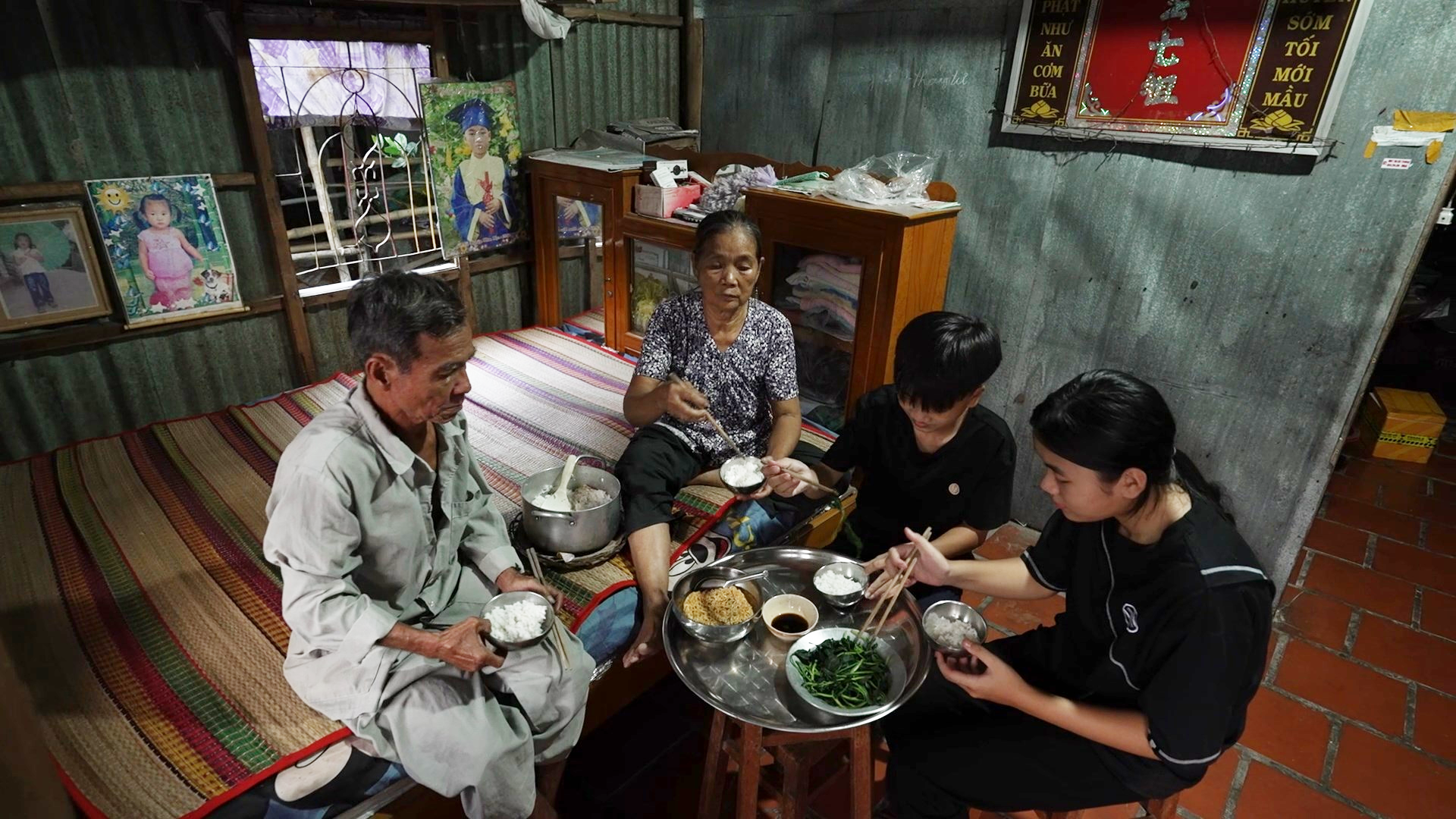 Cuộc sống của hai ông bà già yếu và hai đứa trẻ đang tuổi ăn tuổi lớn là chuỗi ngày chắt chiu cho những bữa cơm đơn sơ, thiếu thốn