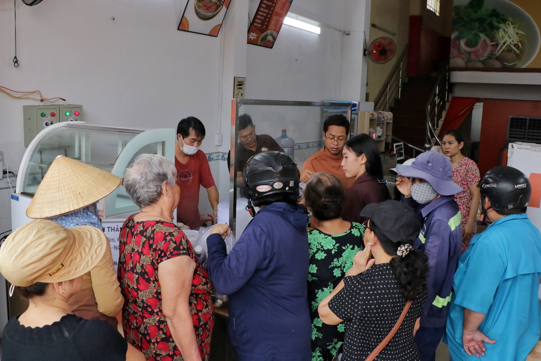 Nhận cơm chay miễn phí ở TP . HCM dịp lễ Phật đản cho mọi người - Ảnh 1.