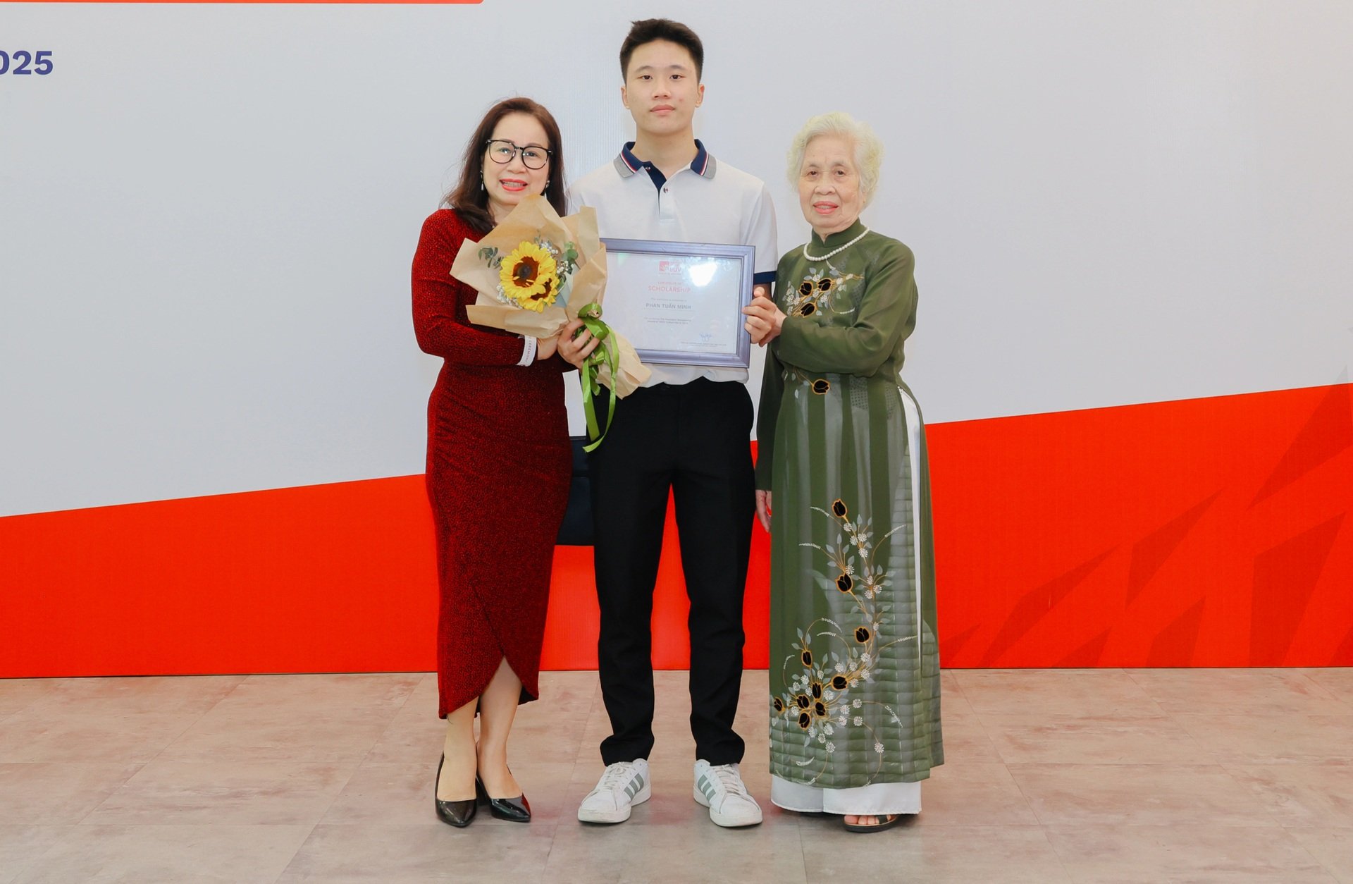 11 lần chuyển trường, 10 lần chuyển nhà, nam sinh giành học bổng toàn phần - 6