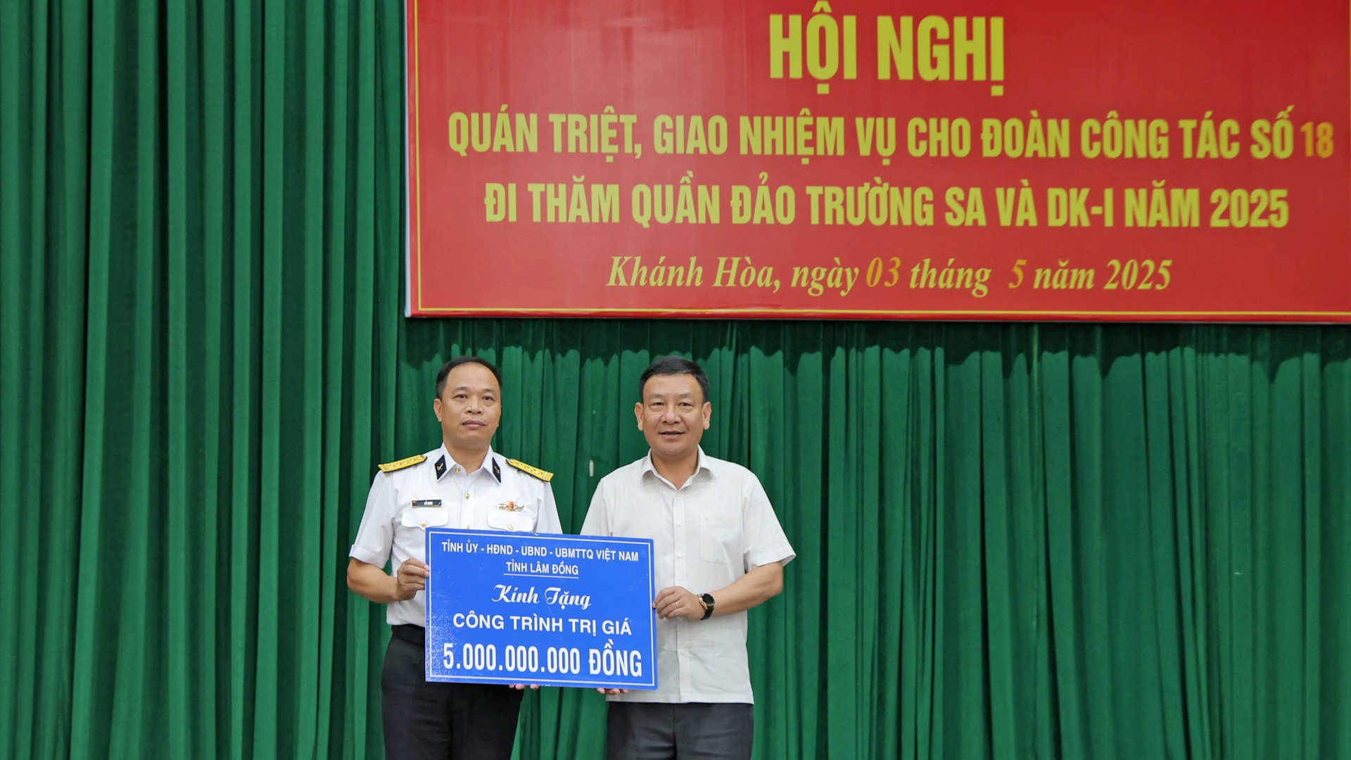 Đồng chí Bùi Thắng trao biểu trừng 5 tỷ xanh hoá Trường Sa