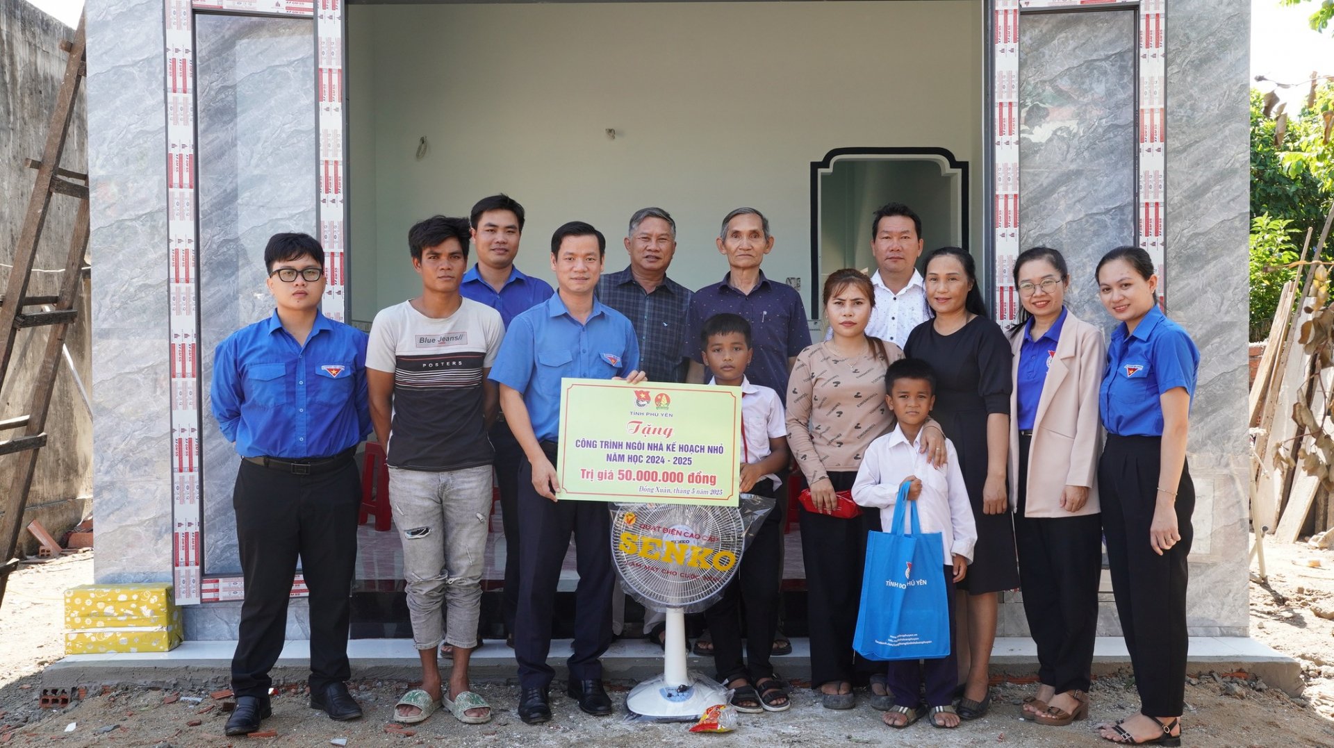 Hội đồng Đội tỉnh trao tiền hỗ trợ 50 triệu đồng từ nguồn quỹ “Kế hoạch nhỏ” năm học 2024-2025 cho gia đình em Min. Ảnh: BẢO KÍNH