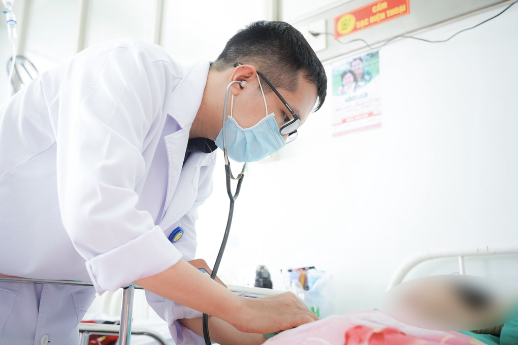 Ô tô chở đoàn hành hương 24 người tông vào xe tải, nhiều nạn nhân cấp cứu - 1