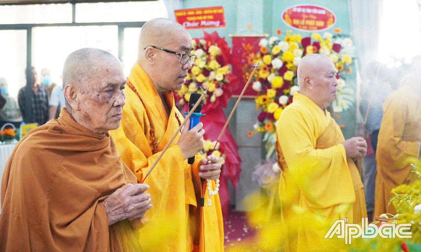 Niệm hương thực hiện nghi thức Phật đản