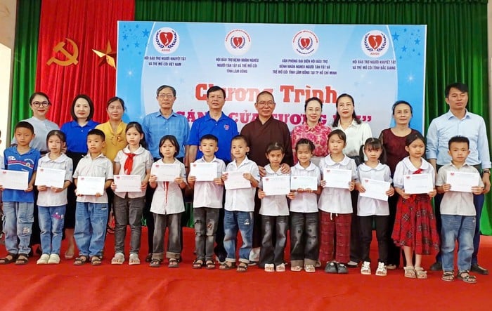 "Cánh cửa tương lai" - Mang hy vọng đến cho trẻ khuyết tật, mồ côi, hoàn cảnh khó khăn- Ảnh 4.