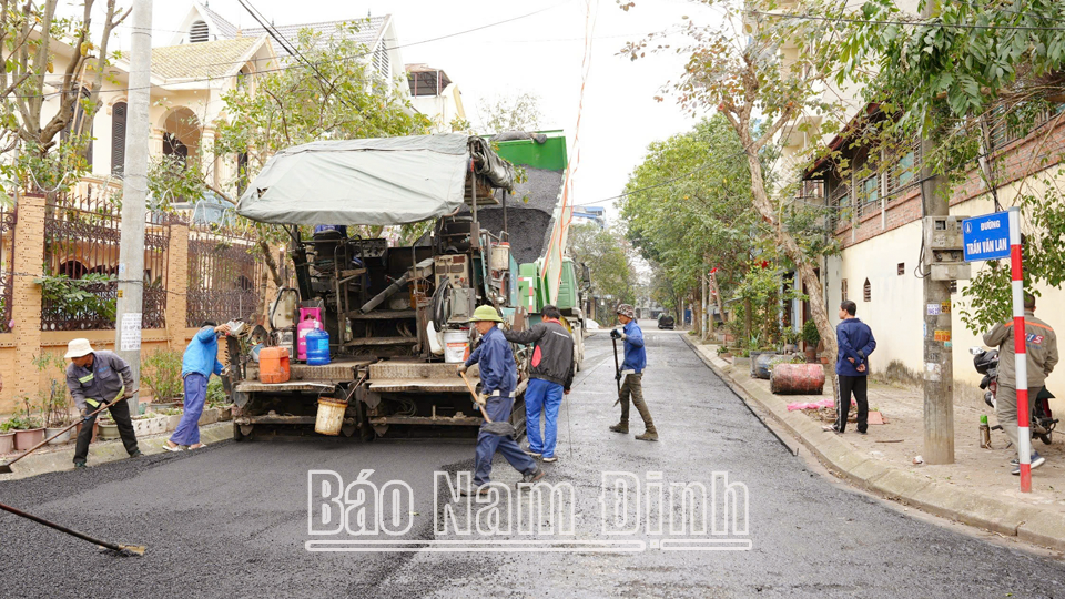 People of Pham Ngu Lao 1 Resettlement Area voluntarily contribute money to upgrade the road surface of civilized streets.