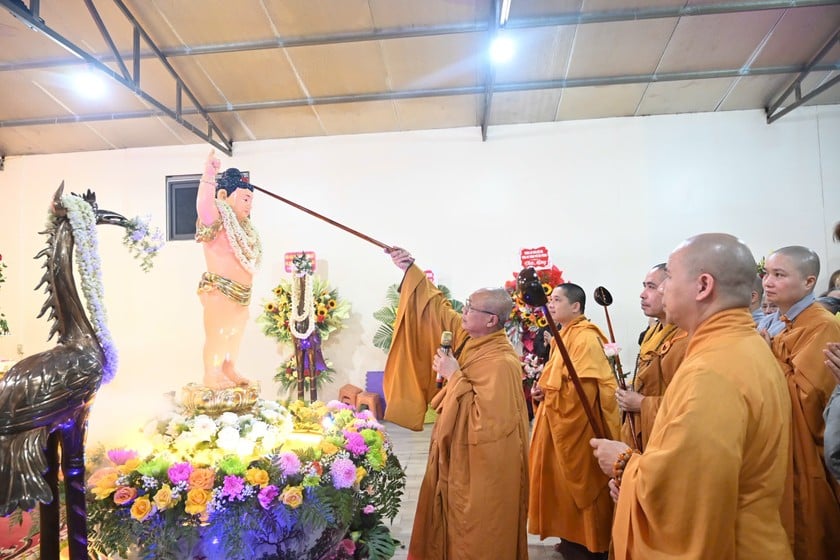 Nghi lễ tắm Phật.