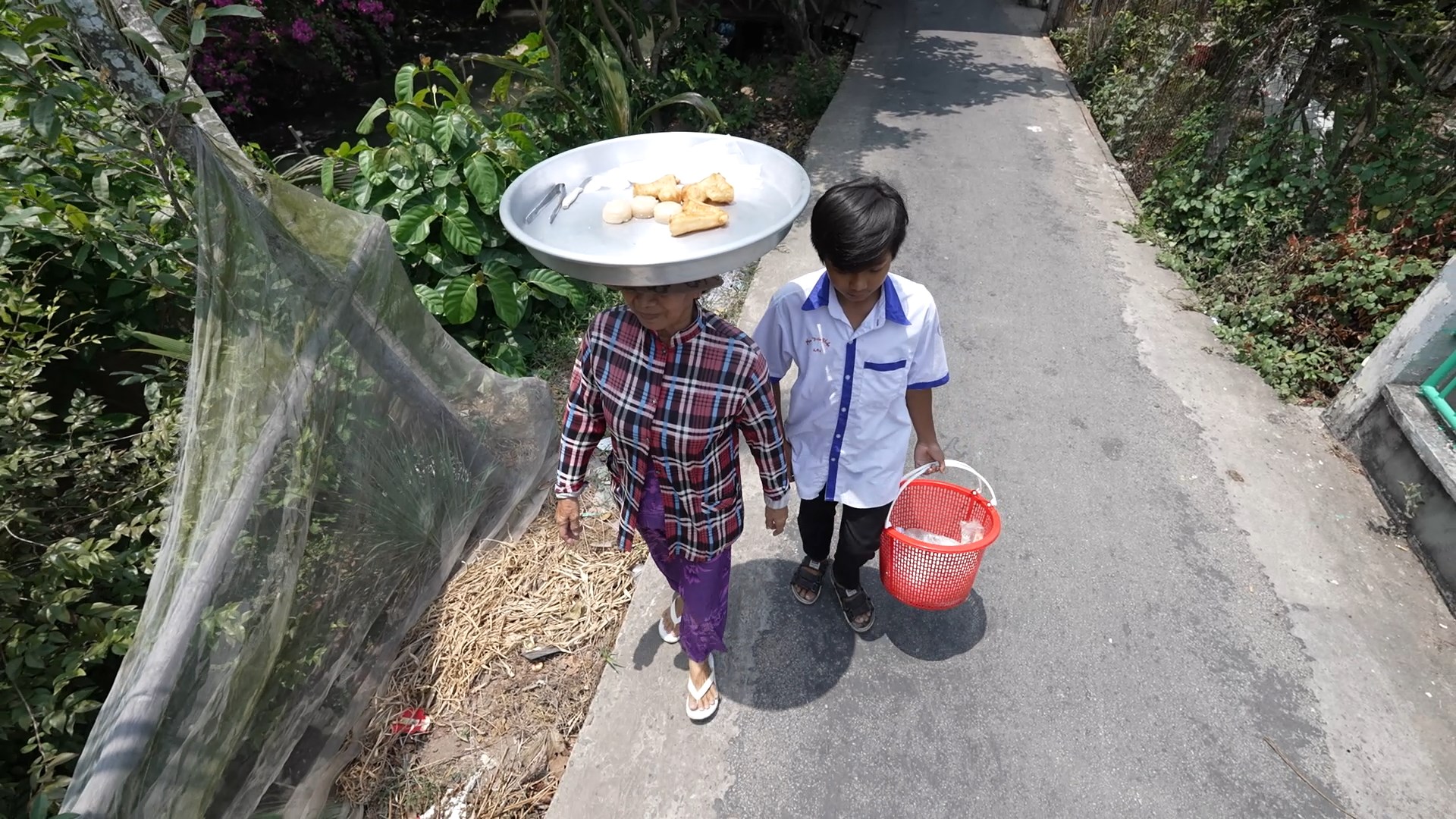 Mặc cho nắng mưa, ốm đau hay đổ bệnh bà ngoại của Thiện vẫn đi bán từng chiếc bánh để kiếm đồng ra đồng vào nuôi hai cháu nhỏ