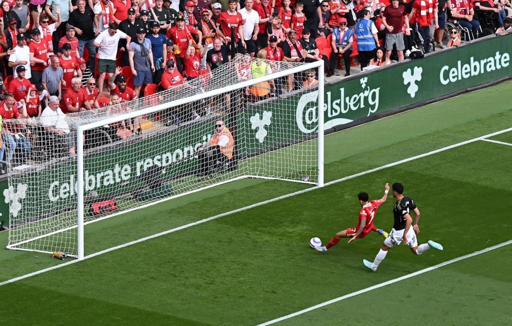 Merino bị đuổi, Arsenal may mắn thoát thua Liverpool - 1