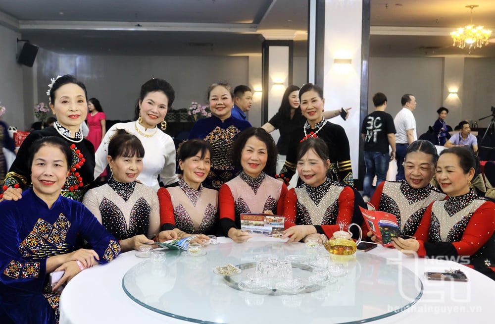 Các thành viên Câu lạc bộ Khiêu vũ Sơn Ca tỉnh Thái Nguyên chia sẻ kinh nghiệm gìn giữ hạnh phúc gia đình