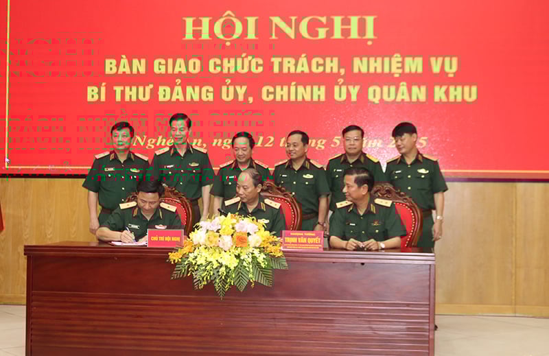 Quân khu 4: Bàn giao chức trách, nhiệm vụ Bí thư Đảng ủy, Chính ủy Quân khu