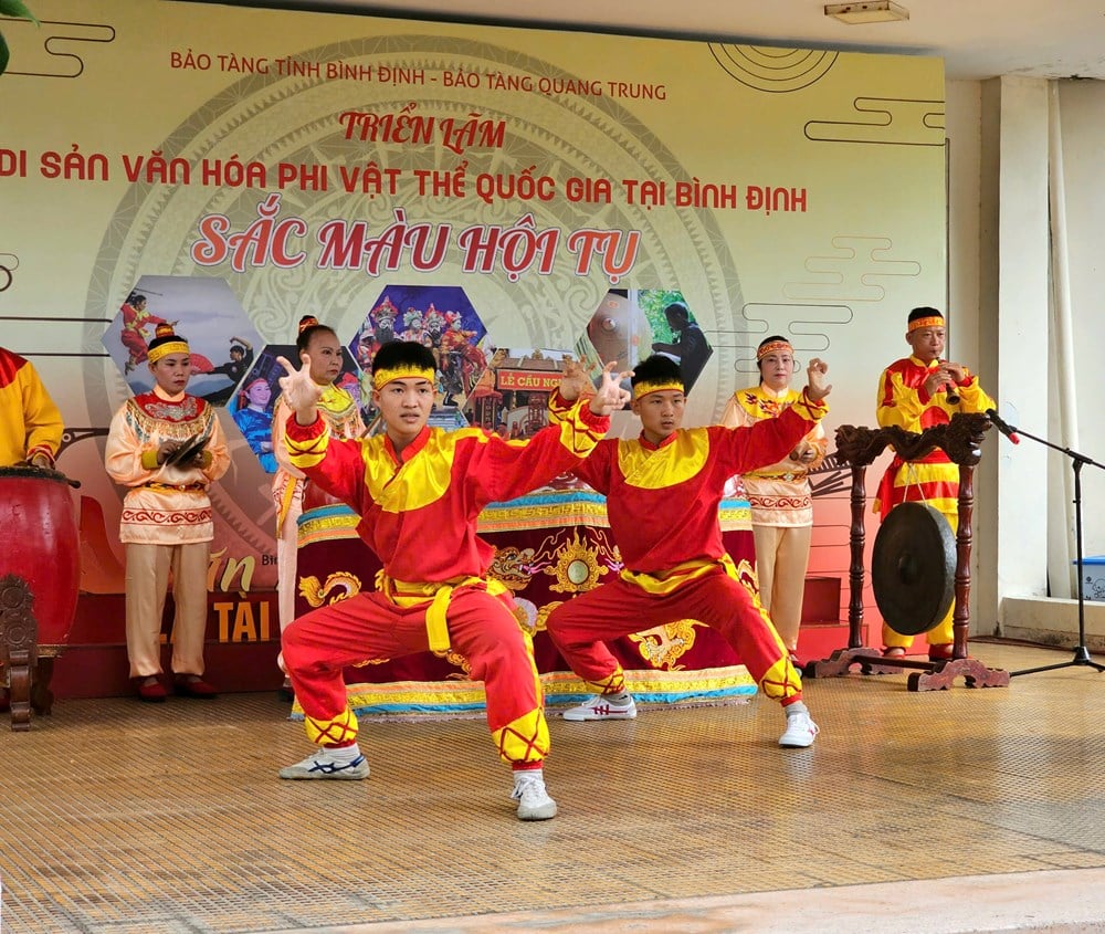 Photo exhibition "National intangible cultural heritage in Binh Dinh - Convergence of colors"