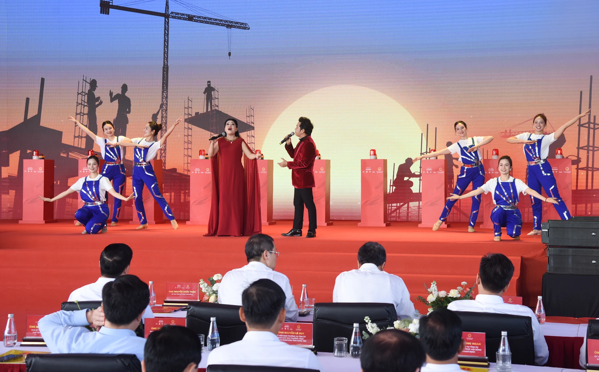[Ảnh] Thủ tướng Phạm Minh Chính khởi công tuyến cao tốc huyết mạch qua Thái Bình, Nam Định ảnh 2