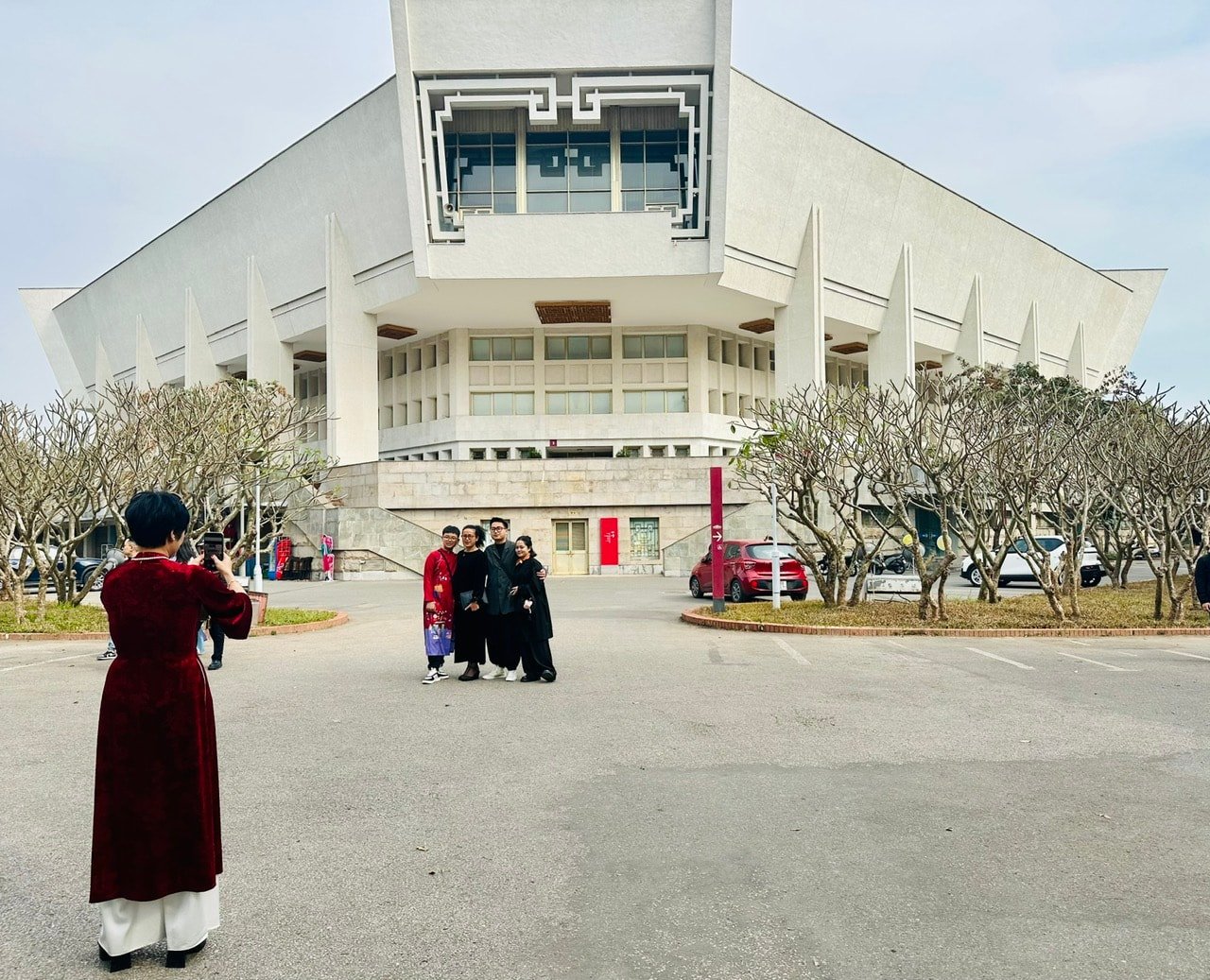 Bảo tàng Hồ Chí Minh là một phần của quần thể di tích cùng với Lăng Chủ tịch Hồ Chí Minh, khu Phủ Chủ tịch, chùa Một Cột và gần công viên vườn Bách Thảo Hà Nội. Tọa lạc ngay trung tâm Thủ đô, bảo tàng rất thuận tiện cho việc di chuyển, tham quan. Công trình được khởi công năm 1985 và khánh thành vào ngày 19-5-1990, đúng dịp kỷ niệm 100 năm Ngày sinh Chủ tịch Hồ Chí Minh – tại nơi Người đã đọc bản Tuyên ngôn Độc lập. Ảnh: Hoàng Lân