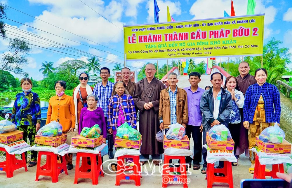 Ngoài xây dựng cầu giao thông nông thôn, Niệm Phật đường Phước Ðiền còn tặng quà cho hộ nghèo, hộ có hoàn cảnh khó khăn.