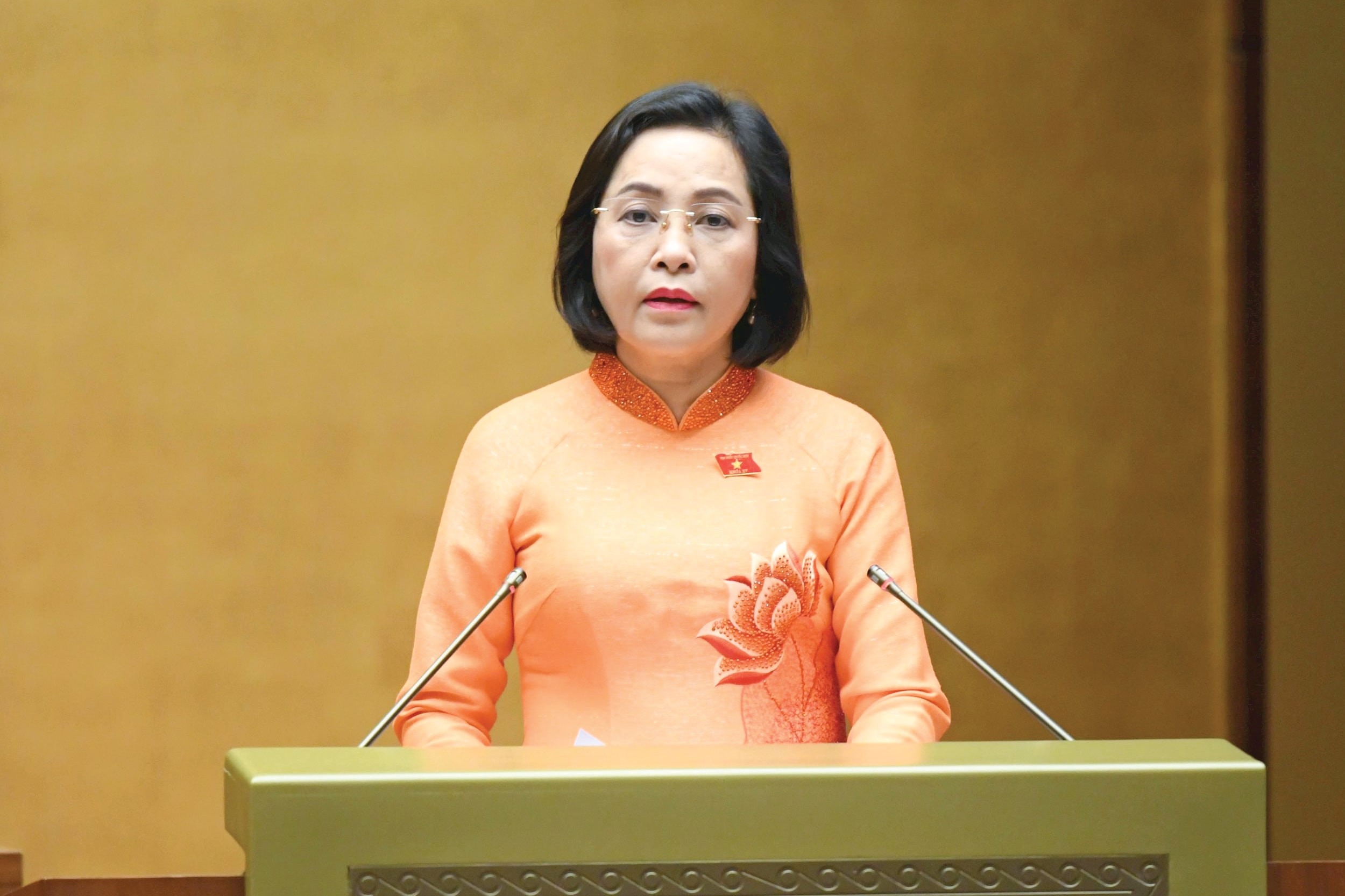 Phó Chủ tịch Quốc hội Nguyễn Thị Thanh trình bày Tờ trình về việc rút ngắn nhiệm kỳ Quốc hội Khóa XV và Hội đồng nhân dân các cấp nhiệm kỳ 2021 - 2026. (Ảnh: Báo Đại biểu nhân dân)