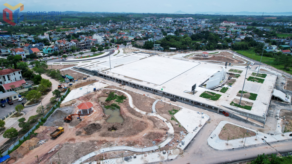 Quảng Trường huyện Đầm Hà đang được gấp rút hoàn thiện một số hạng mục cuối cùng