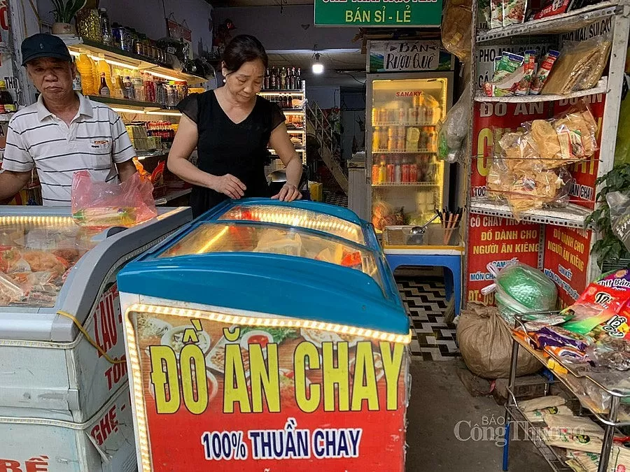 Thực phẩm chay 'chiếm sóng' thị trường đồ lễ Phật Đản 2025