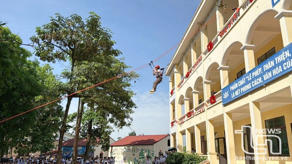 Học sinh trải nghiệm thoát nạn từ nhà cao tầng bị cháy bằng cầu dây nghiêng.