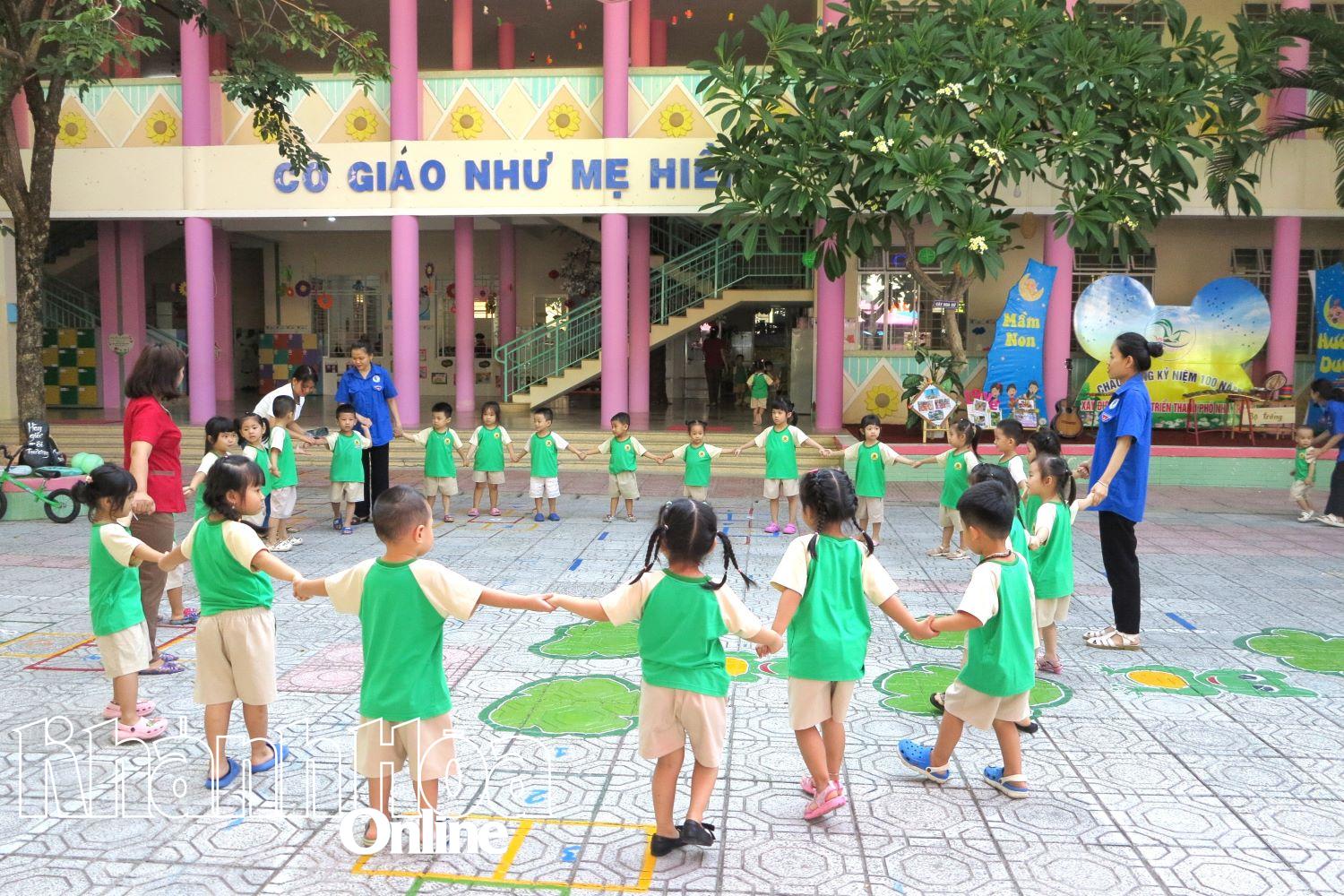 Cô và cháu Trường Mầm non Hướng Dương (TP. Nha Trang). 