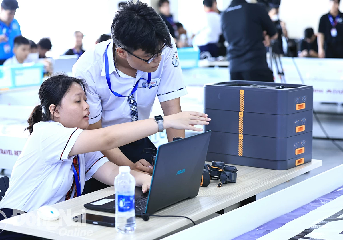 Học sinh Trường trung học phổ thông Tam Hiệp (thành phố Biên Hòa) làm quen với trí tuệ nhân tạo - bước đệm quan trọng trong hướng nghiệp. Ảnh: CÔNG NGHĨA