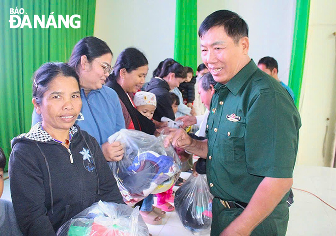 Từ làm kinh tế hiệu quả, cựu chiến binh Trần Nhật Ninh (bên phải) thường xuyên tổ chức các chương trình tình nguyện giúp đỡ người nghèo. Ảnh: NGỌC QUỐC