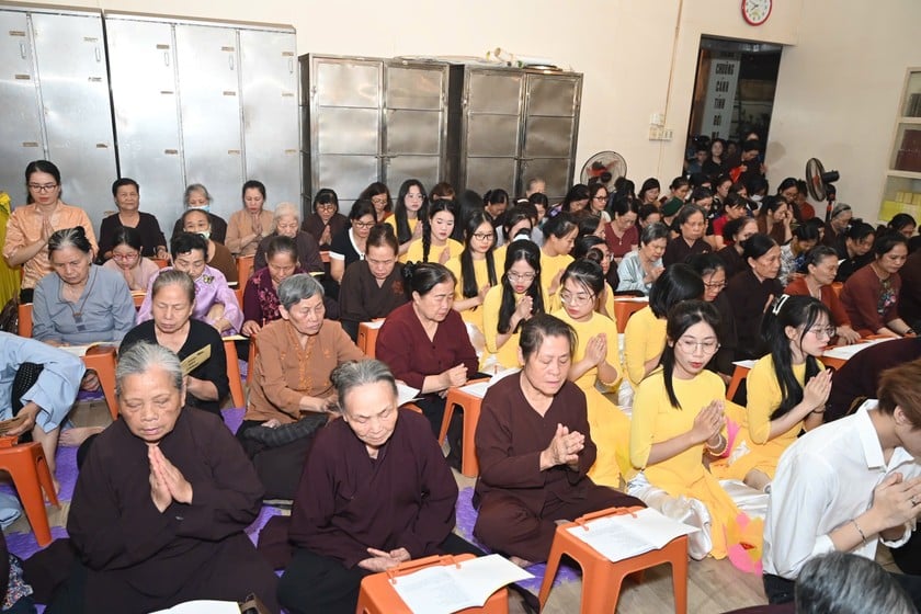 Người dân thành tâm cầu nguyện trong Đại lễ Phật đản.