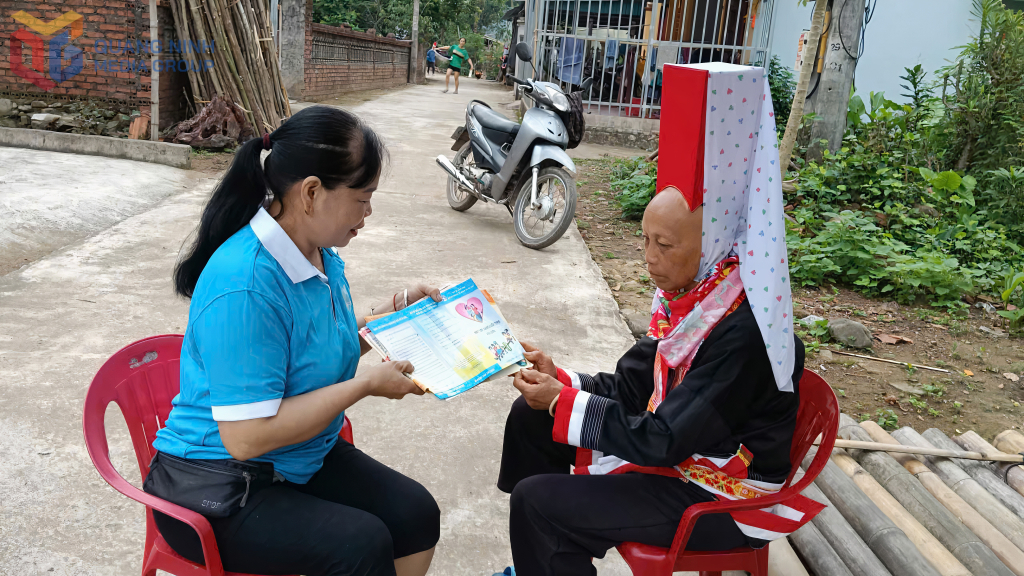 Chị Phạm Thị Tám, cộng tác viên dân số tuyên truyền về mất cân bằng giới tính khi sinh cho phụ nữ DTTS trên địa bàn.