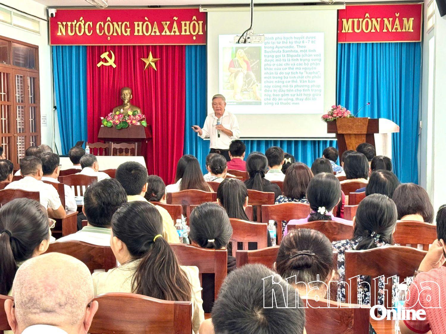 도 동양의학협회 학생들은 전통의학을 이용한 질병 치료에 대한 교육과 지식 업데이트에 참여합니다.